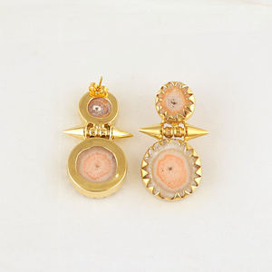 Pendientes de cuarzo solar natural color melocotón, joyería moderna, chapados en oro de 18k, latón macizo, engaste de púas. - Product Image 3