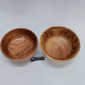 Cuenco redondo de madera de acacia hecho a mano y sostenible perfecto para servir aperitivos, ensaladas o frutas en casas o restaurantes - Product Image 5