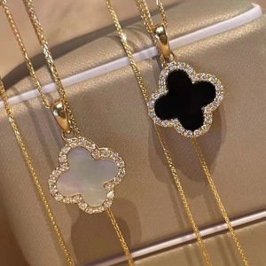Collana con Ciondolo Quadrifoglio Placcato Oro con Bordo in Zirconia Cubica, Gioiello Classico da Donna con Catena in Lega per Uso Quotidiano - Product Image 1