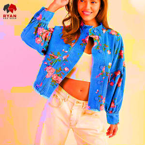 Veste en jean pour femme de haute qualité, au design intemporel, manches longues et tissu doux délavé - Product Image 6