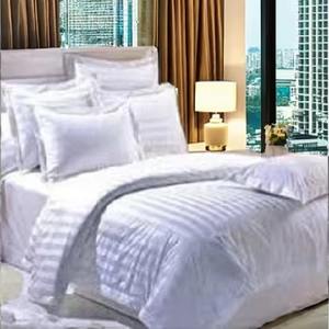 Qualité hôtelière toutes saisons Poids moyen Rayures absorbant l'humidité Couette en polyester Literie douce et durable Confort longue durée - Product Image 1