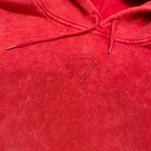 เสื้อฮู้ดดี้สตรีทแวร์คุณภาพสูงสำหรับผู้ชาย ผ้าหนา 500 กรัม ทรงครอป พิมพ์ลายพัฟฟ์ ทรงโอเวอร์ไซส์ ล้างสีแบบแอซิดวอช สั่งทำได้ - Product Image 3