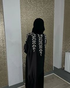 Abaya longue en soie de luxe sur mesure, élégante, style Dubaï, pour femmes musulmanes, anti-rides, faite à la main, pour la prière - Product Image 3