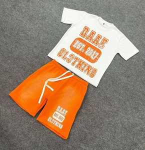 Conjunto personalizado de camisetas y pantalones cortos para hombre, chándales de verano desteñidos por el sol, chándales cortos lavados con ácido para hombre - Product Image 1