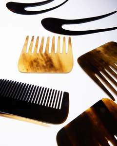 COLORES ÚNICOS CUERNO BUFFALO PEINES AL POR MAYOR Peines de cuerno antiestáticos naturales para regalos de vacaciones por Artesanías de media luna - Product Image 1