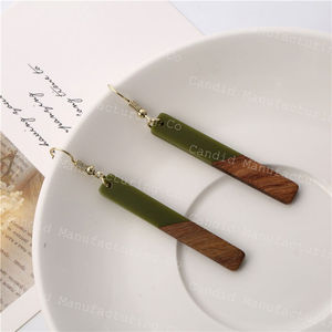 Pendientes Huggie de resina de madera con rectángulo geométrico largo de colores combinados de moda - Product Image 4