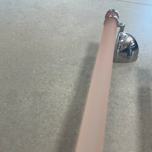 Elegante Toallero de Vidrio Esmerilado de 60 cm con Soportes de Pared de Acero Inoxidable en Rosa, Verde Botella o Blanco para Baños con Estilo - Product Image 4