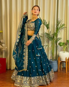 Exclusivo JIMI CHOO Bridal Wear Lehenga Choli Embellecido Set con Real Mirror Work y Dupatta para la colección de bodas étnicas - Product Image 2