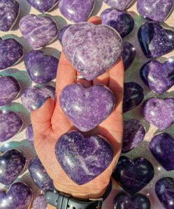 คริสตัลเลพิโดไลต์สีม่วงคุณภาพสูง รูปหัวใจแกะสลัก ขัดเงา หินธรรมชาติ รูปทรงพอง ทนน้ำ ขายส่ง สำหรับการทำสมาธิ เสริมฮวงจุ้ย - Product Image 3