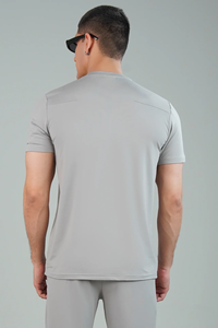 Tenue de fitness grise élégante pour hommes Conception axée sur le confort pour les athlètes Parfait pour la salle de sport et les activités de plein air - Product Image 3