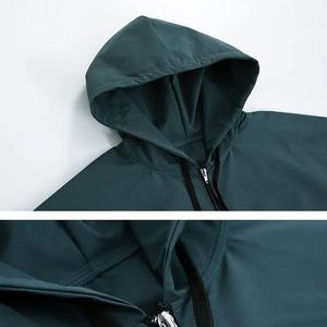 Chaqueta acolchada de bombardero personalizada para hombre, con cierre de escote acanalado a rayas y cortavientos con cuello levantado y logotipo en la parte delantera - Product Image 5