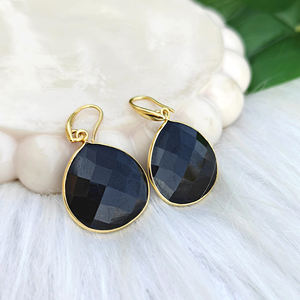 Boucles d'oreilles pendantes en onyx noir taille checker, plaquées or 18 carats, serties en forme de cœur, pour femmes, vente en gros de bijoux en pierres précieuses - Product Image 5