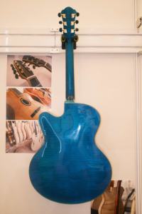 Guitare électrique artisanale Yunzhi <span class=keywords><strong>Jazz</strong></span> Hollow Body, finition nitro bleu brillant, corps en épicéa massif et érable flammé, manche en ébène, fabriquée par un lutier - Product Image 4