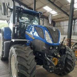 Tracteur agricole New Holland 4x4, moteur diesel. - Product Image 1