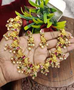 Ensemble élégant de collier de temple de qualité supérieure avec collier plaqué or avec pierre serti de boucles d'oreilles pour mariage pour les femmes - Product Image 1