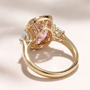 แหวนหมั้นเพชรทรงคุชชั่นสีชมพูแฟนซี 3.00 กะรัต ตัวเรือนทองคำขาว 18K ชุบทองคำชมพู ประดับเพชรเลี้ยงในห้องปฏิบัติการ รับรองโดย IGI สไตล์คลาสสิก - Product Image 3