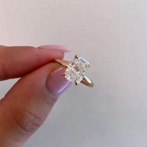 Anillo Solitario de Diamante con Corte Cojín Alargado en Oro Amarillo de 2.10 Quilates, Certificado por IGI - Product Image 1