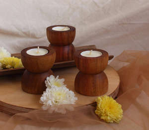 Ensemble de 3 bougeoirs en bois de manguier naturel faits à la main, tailles 6, 8 et 10 pouces de haut, décoratifs pour table - Product Image 1