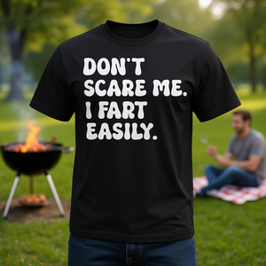 Camiseta Promocional con Humor Sarcástico: No me asustes, me pica el estómago fácilmente - Product Image 3
