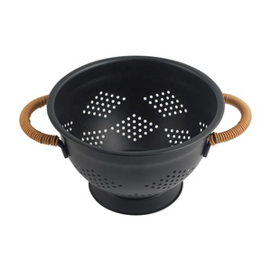 Passoire en métal noir mat avec poignées en rotin et support pour égoutter les fruits, légumes et pâtes - Product Image 6
