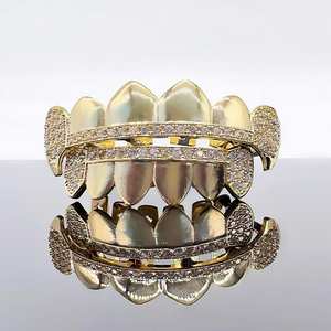 เพชรปลอม IGI GIA รับรองคุณภาพ แบบ GRILLZ สำหรับทุกเพศ ชุบทองคำแท้ 14K ประดับเพชรโมซานไนต์ มีตัวเลือกสีแพลตตินัมและสีทองสำหรับผู้ชาย - Product Image 1