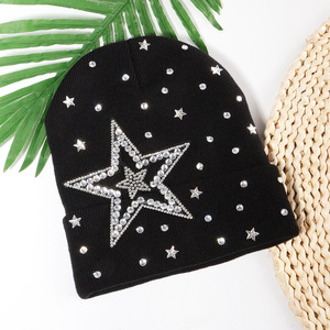 Vente d'usine en gros Bonnet d'hiver brodé 3D chaud brillant avec logo personnalisé en jacquard doux et luxueux orné de strass pour le voyage - Product Image 4