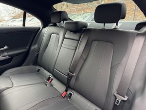 Un MERCEDES-BENZ GLA 250 4MATIC COUPÉ 2024 d'occasion, en excellent état, avec transmission à 8 vitesses - Product Image 3