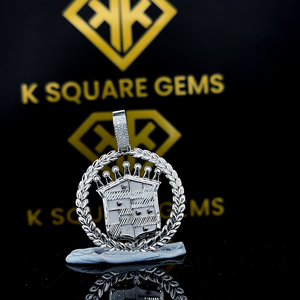 Fascinante colgante de diamantes para hombre con colgante de diamantes de moissanita tachonado redondo de oro blanco de 14 quilates en claridad VVS - Product Image 3