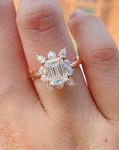 Personnalisé Plaqué Or Blanc S925 Solitaire Bague de Fiançailles pour Femmes Classique Rond Coupe Pierre Élégant Cadeau de Bijoux de Mariage - Product Image 1