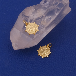 Medallón de la Virgen María Chapado en Oro, Medalla Religiosa con Fondo Texturizado, Detalles de Halo, Unisex, Hecho de Latón, Redondo, 14x13mm - Product Image 3