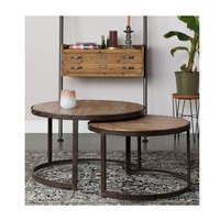 Ensemble de tables gigognes modernes en métal, finition texturée brillante, structure durable offrant un attrait luxueux pour les intérieurs élégants, café