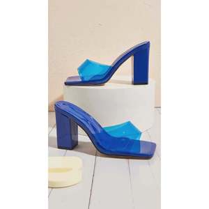 Sandali Mule con Tacco Grosso e Cinturino Trasparente a Punta Aperta - Product Image 2