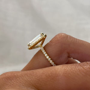 Bague de fiançailles solitaire en moissanite taillée émeraude faite à la main avec pierre centrale de 5.30 carats en argent 925 et design de réglage Halo - Product Image 2