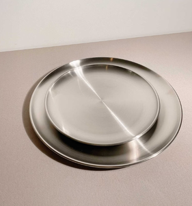 Elegante bandeja de servicio de metal de acero plateado para bodas y fiestas Platos y platos decorativos de cena seguros - Product Image 1