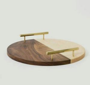 Plateaux de service en bois faits à la main de qualité super export avec un design unique de forme ronde et une poignée en métal à vendre - Product Image 2