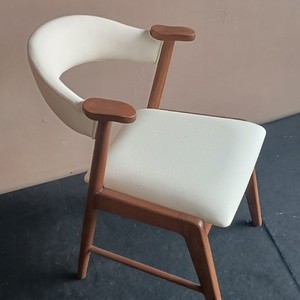 Sillas de Comedor Modernas Minimalistas PRISKILA, Sillas de Restaurante con Tapicería de Cuero Sintético por Rachel Natalie - Product Image 2
