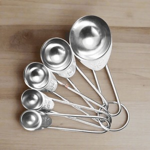 Cucharas medidoras de metal de acero inoxidable con asas de alambre para utensilios de cocina secos o líquidos para cocinar y hornear - Product Image 1