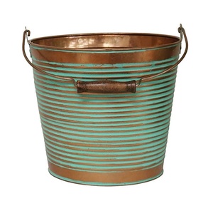 Jardinière rustique galvanisée résistante aux intempéries avec revêtement protecteur et design rustique assurant une utilisation durable dans tous les climats - Product Image 1