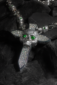 Collar con colgante de espada de calavera helada con ojos de moissanita verde para hombres joyería de moda de lujo gótica de hip hop - Product Image 3