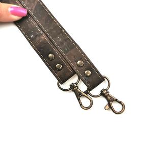 Poignée de sac à main en liège brun avec PU 120 cm x 18 mm avec finition en laiton antique - Product Image 1