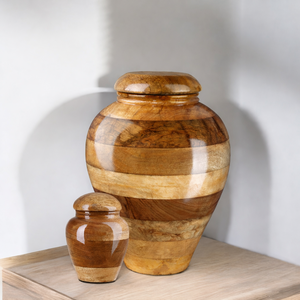 Urne funéraire en bois artisanale de qualité supérieure avec support d'exposition, finition lisse et brillante, et urne souvenir assortie - Product Image 1