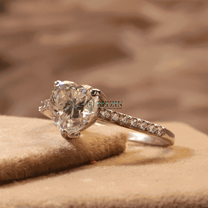 Corazón y diamante de corte redondo solitario con acento anillo de compromiso para mujer - Product Image 4