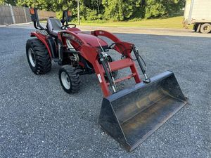 Tractor agrícola usado de servicio pesado Mini Case IH Farmall 31 MFWD Premium, construido para trabajo agrícola exigente y larga vida útil. - Product Image 1