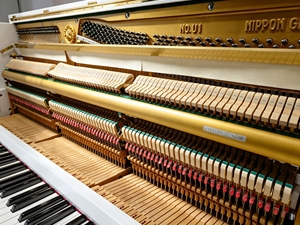 Piano Vertical Yamaha U1D de 88 Teclas, Acabado Blanco, Estilo Clásico, Teclas Contrapesadas, Montaje en Suelo, Tablero de Sonido de Madera Sólida - Product Image 4