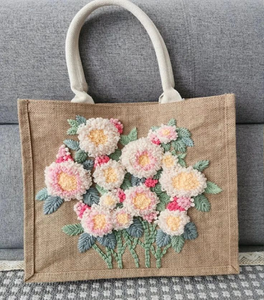 กระเป๋าโท้ทสานฟางชายหาดที่มีดีไซน์ลายดอกไม้ปักสีกรมท่าตัดกันมีจำหน่ายในราคาขายส่ง - Product Image 6