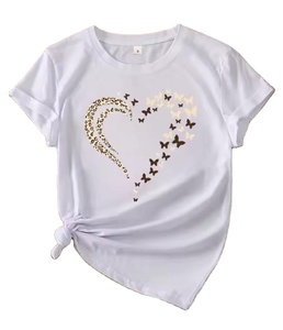 Camiseta de algodón de punto de manga corta informal y holgada, ecológica y de alta gama para mujer, top de verano con logo de mariposa en forma de corazón - Product Image 1