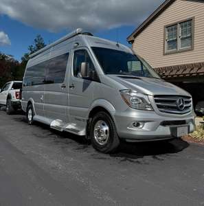 Encuentra una caravana de lujo similar a la Sprinter 3500, hecha a medida. - Product Image 3