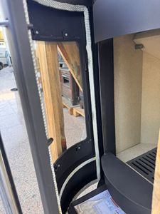 Estufa moderna de hierro fundido con puerta de vidrio ¡Elegancia y potencia! - Product Image 5