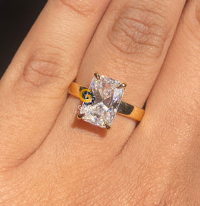Sparkling 3 Ct Radiant Cut Moissanite Solitaire Anillo de compromiso para mujeres con banda ancha de oro sólido de 10K - Product Image 1