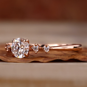 Anillo de Diamante Cultivado en Laboratorio de Corte Brillante de 0.53 CT, Anillo de Compromiso y Boda con Cinco Piedras, Claridad VS2 - Product Image 5